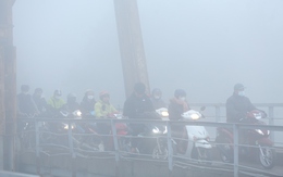 Bầu trời Hà Nội trắng xóa sương mù, bụi mịn, ô nhiễm không khí hàng đầu thế giới