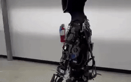 Tuồn thêm video, Tỷ phú Musk hé lộ điều có thể làm nếu robot của Tesla cả gan nổi dậy?