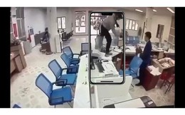 VIDEO: Người đàn ông bịt mặt, cầm dao xông vào ngân hàng cướp tiền