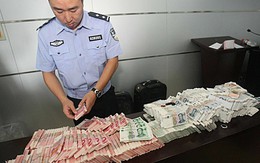 2 người phụ nữ mang 103 triệu đồng tiền mặt đi mua sắm để lấy tiền lẻ, chủ cửa hàng nghi ngờ lập tức báo cảnh sát