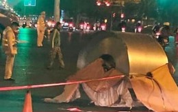 Hãi hùng 3 cuộn inox rơi xuống đường, đè trúng ô tô ở Hà Nội