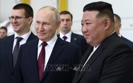 Ông Putin tặng Chủ tịch Triều Tiên Kim Jong-un xe ô tô