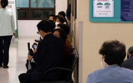 Tình cảnh tại bệnh viện ở Hàn Quốc lúc này: Hơn 9.000 bác sĩ bỏ việc, người bệnh mệt mỏi chờ được thăm khám