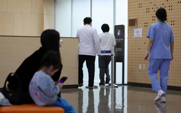 Gần 100% bác sĩ nội trú Hàn Quốc nghỉ việc: Tuyển thủ gặp tai nạn gọi 30 phòng cấp cứu, vật vã đợi 8 tiếng mới được chữa trị