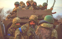 Ukraine thông báo rút quân, Nga "cắm cờ" ở địa bàn chiến lược: Tin chiến thắng dồn dập đổ về Moscow