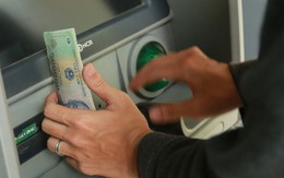 Cao điểm cận Tết vẫn ít người dân rút tiền mặt qua ATM