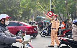 Cảnh sát giao thông Hà Nội 'căng mình' phân luồng, điều tiết giao thông ngày giáp Tết