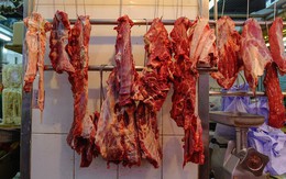 Tại sao người bán treo thịt bò lên cao nhưng lại đặt thịt lợn trên mặt bàn?