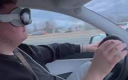 Mới ra mắt được 1 ngày, đã có thanh niên vừa đeo Vision Pro vừa để Tesla tự lái: Nhận cái kết đắng