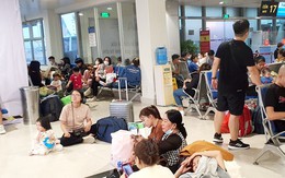 Sân bay Tân Sơn Nhất đông nghịt, khách vật vã từ mờ sáng 27 Tết