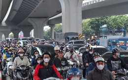 Người dân đổ dồn về quê nghỉ lễ, đường phố Hà Nội đông nghịt chiều 28 Tết