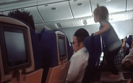 Video đứa trẻ "khủng bố" hành khách trên máy bay hút hàng triệu lượt xem, thái độ của bố mẹ đi cùng mới thực sự gây sốc