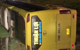 Xe khách chở 39 người bị lật ở Quảng Trị