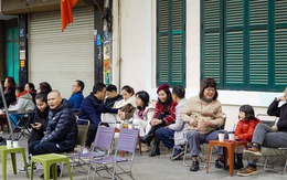 Người Hà Nội thảnh thơi tận hưởng không khí bình yên, uống cà phê ngày 30 Tết