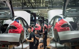 Công nhân tại nhà máy Tesla ở Mỹ kiếm được bao nhiêu tiền một giờ sau khi được tăng lương vào tháng trước?