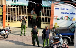 NÓNG: Hàng chục cảnh sát phong toả, vây bắt người đàn ông cầm dao xông vào trường mầm non