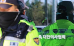 Khủng hoảng y tế Hàn Quốc ngày 11: Bác sĩ nhất quyết không trở lại, cảnh sát đột kích văn phòng Hiệp hội Y khoa