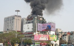 VIDEO: Cháy lớn tầng thượng quán kinh doanh cà phê, giải khát