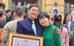 Vũ Xuân Trang nhận danh hiệu NSƯT sau 20 năm phấn đấu: Vợ bật khóc, học trò “hộ tống" ra tận Hà Nội