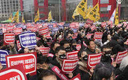 Hàn Quốc bắt đầu đình chỉ giấy phép bác sĩ đình công
