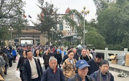 Mỗi ngày hàng vạn khách Trung quốc nhập cảnh qua Móng Cái