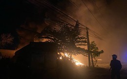 Cháy lớn trong nhiều giờ thiêu rụi kho phế liệu ở Long An