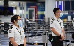 Nữ nhân viên an ninh sân bay phát hiện hành khách đi khập khiễng: Điều tra phát hiện vật thể lấp lánh ở đùi phải, phanh phui cả 1 đường dây buôn lậu hơn 100 tỷ đồng