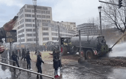 Cận cảnh nông dân Châu Âu dùng xe chở phân đấu vòi rồng của cảnh sát Bỉ gần trụ sở EU