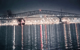 Video: Cây cầu cao 29 mét đổ sập trong tích tắc, nhiều ô tô rơi thẳng xuống nước tạo nên cảnh tượng gây sốc