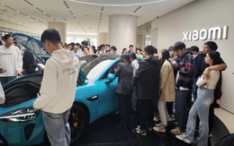 Người Trung Quốc hào hứng với xe điện Xiaomi, xếp hàng tới 3h sáng để được lái thử