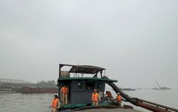 Cát tặc trên sông Hồng ‘30 phút hút đầy cát 2 khoang tàu’