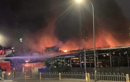 Cháy dữ dội khiến sập cửa hàng ở quận 10