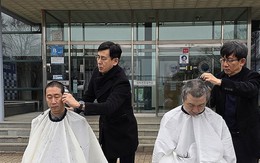 Khủng hoảng y tế tại Hàn Quốc chưa thể chấm dứt: Hàng loạt giáo sư y khoa cạo đầu, phản đối kế hoạch tuyển sinh