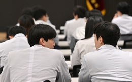 Khủng hoảng y tế tại Hàn Quốc: Kế hoạch tăng tuyển sinh không thay đổi, người người nhà nhà đổ xô đến học viện ôn thi vào trường y