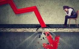 VN-Index bất ngờ bị "đánh úp" giảm 21 điểm cuối phiên với thanh khoản tăng vọt lên cao nhất trong 7 tháng, điều gì đang diễn ra?