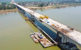 Cầu vượt sông nối 2 tỉnh Nghệ An và Hà Tĩnh trước ngày hợp long