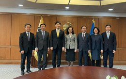 Chủ tịch UBCKNN làm việc với Thống đốc Cơ quan giám sát tài chính Hàn Quốc