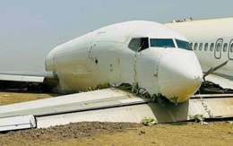 Máy bay Boeing mất kiểm soát đâm thẳng xuống đường băng: Toàn bộ hai máy bay vỡ tan tành tạo nên cảnh tượng kinh hoàng