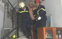 Cứu cụ ông 71 tuổi trong căn nhà cháy ở quận Gò Vấp