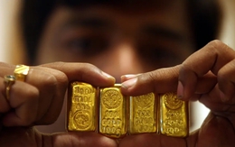 Giá vàng lập đỉnh, dân vẫn xếp hàng dài đi mua: Có người chốt mua 15 cây vàng nhẫn