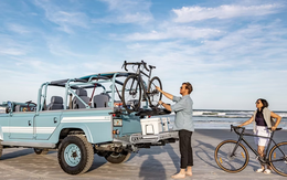 Chiếc Land Rover Defender này dễ hút khách đi chơi biển: Như nhà nghỉ di động, nhiều đồ chơi để 'quẩy', giá quy đổi 6,3 tỷ
