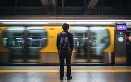 37 tuổi, tôi nhói lòng trước cảnh tượng người đàn ông tóc bạc phơ trên tàu điện ngầm: 10 năm nữa liệu tôi có như vậy?