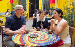 Tim Cook cười điệu bên hai mẹ con ca sĩ Mỹ Linh - Mỹ Anh, khen nức nở đặc sản cà phê trứng!