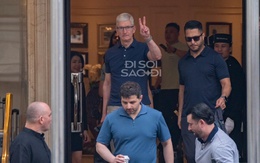 Clip: Tim Cook rời khách sạn 5 sao di chuyển tới một trường học sáng nay, màn chào tay chữ V không lẫn vào đâu được