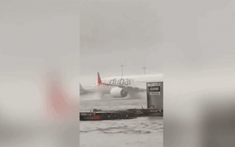 Máy bay chở khách “bơi” trên đường băng tại Dubai và những hình ảnh cho thấy sự kinh hoàng của trận lũ lụt hiếm gặp giữa sa mạc