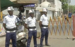 Cảnh sát Ấn Độ dùng mũ điều hòa nhiệt độ chống nắng nóng