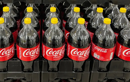Đi siêu thị bắt gặp chai Coca-Cola có nắp vàng đừng vội lo hàng nhái: Chiêu bán hàng đỉnh cao, chiều khách hàng số 2, không ai dám nhận số 1
