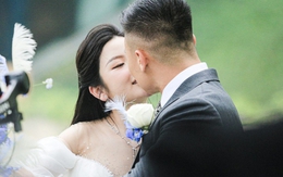 Quang Hải và Chu Thanh Huyền lộ diện ở tiệc cưới ngoài trời, khóa môi cực tình cảm, visual cô dâu gây chú ý