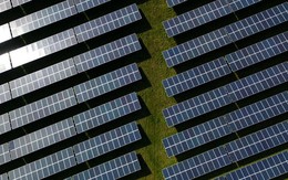 Pin mặt trời siêu rẻ Trung Quốc tràn ngập khắp thế giới đang đẩy giá kim loại này bùng nổ, tăng nóng không kém gì vàng