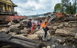 Mưa lũ, núi lửa hoành hành ở Indonesia